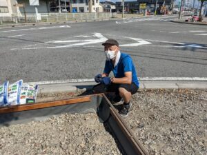 米原駅前花壇にて